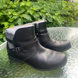 Size 9 Leather Teva boots